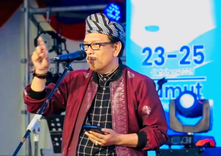 Prof. Abdul Malik Bacakan Puisi “DERITA REMPANG” pada PULARA 2025 di Malaysia